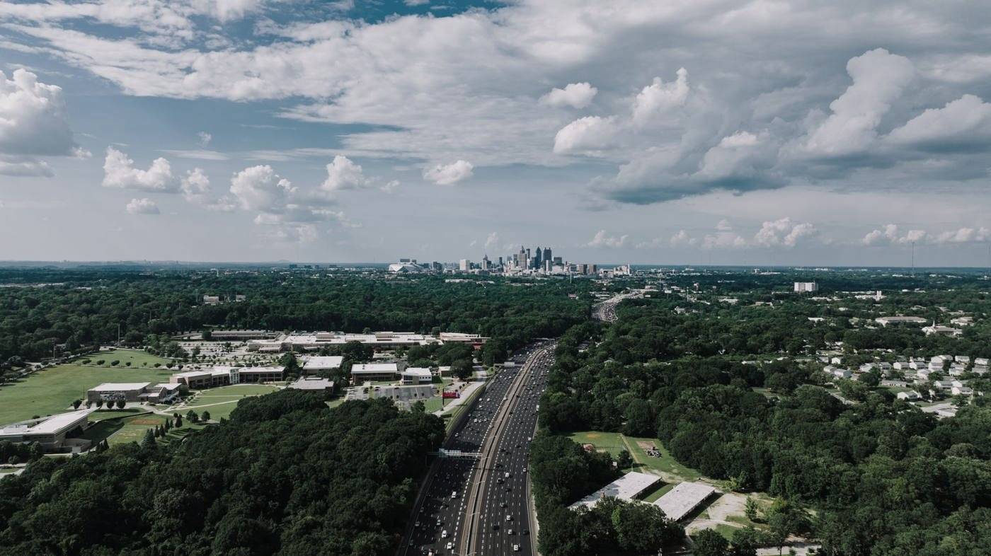 Autopista y edificios de Atlanta al atardecer